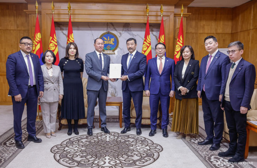 Монгол Улсын Их Хурлын чуулганы хуралдааны дэгийн тухай хуульд нэмэлт, өөрчлөлт оруулах тухай хуулийн төслийг өргөн мэдүүлэв